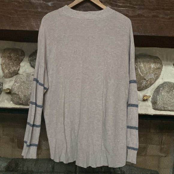 American Eagle Outfitters sweater - Picture 4 of 6